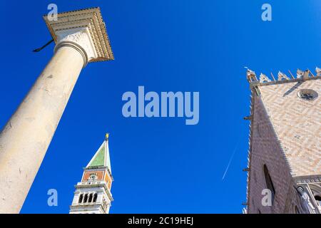 Blick auf die historischen Sehenswürdigkeiten`s Piazzetta San Marco-Doge`s Palace im Osten, Markusplatz Campanile und die Säule des San Marco, Venedig Stockfoto